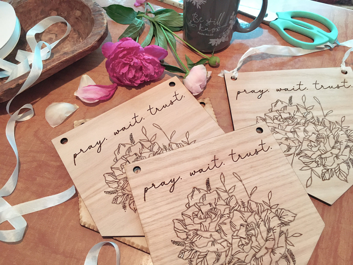 Pray Wait Trust floral Pendant