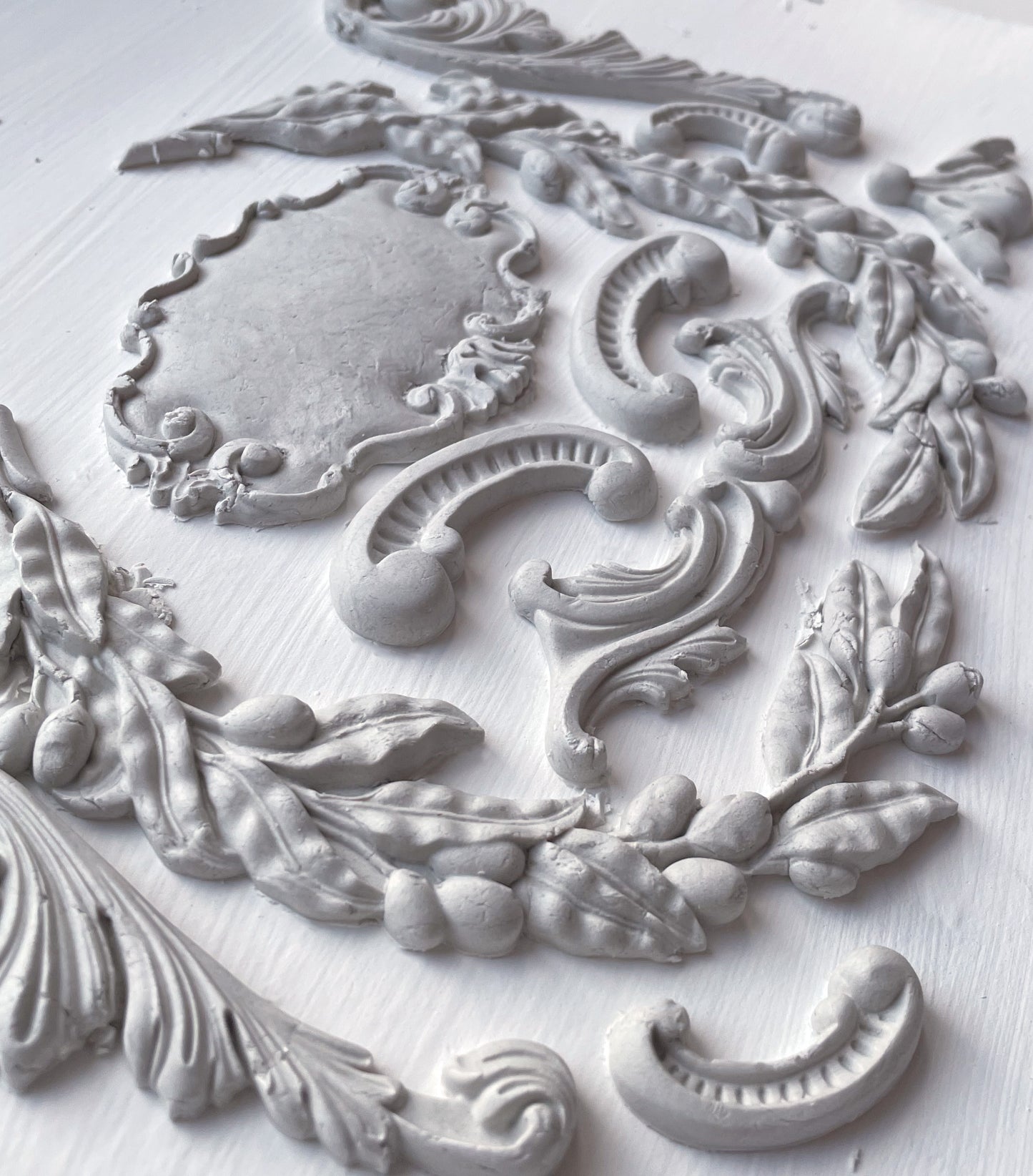 Olive Crest Décor Mould