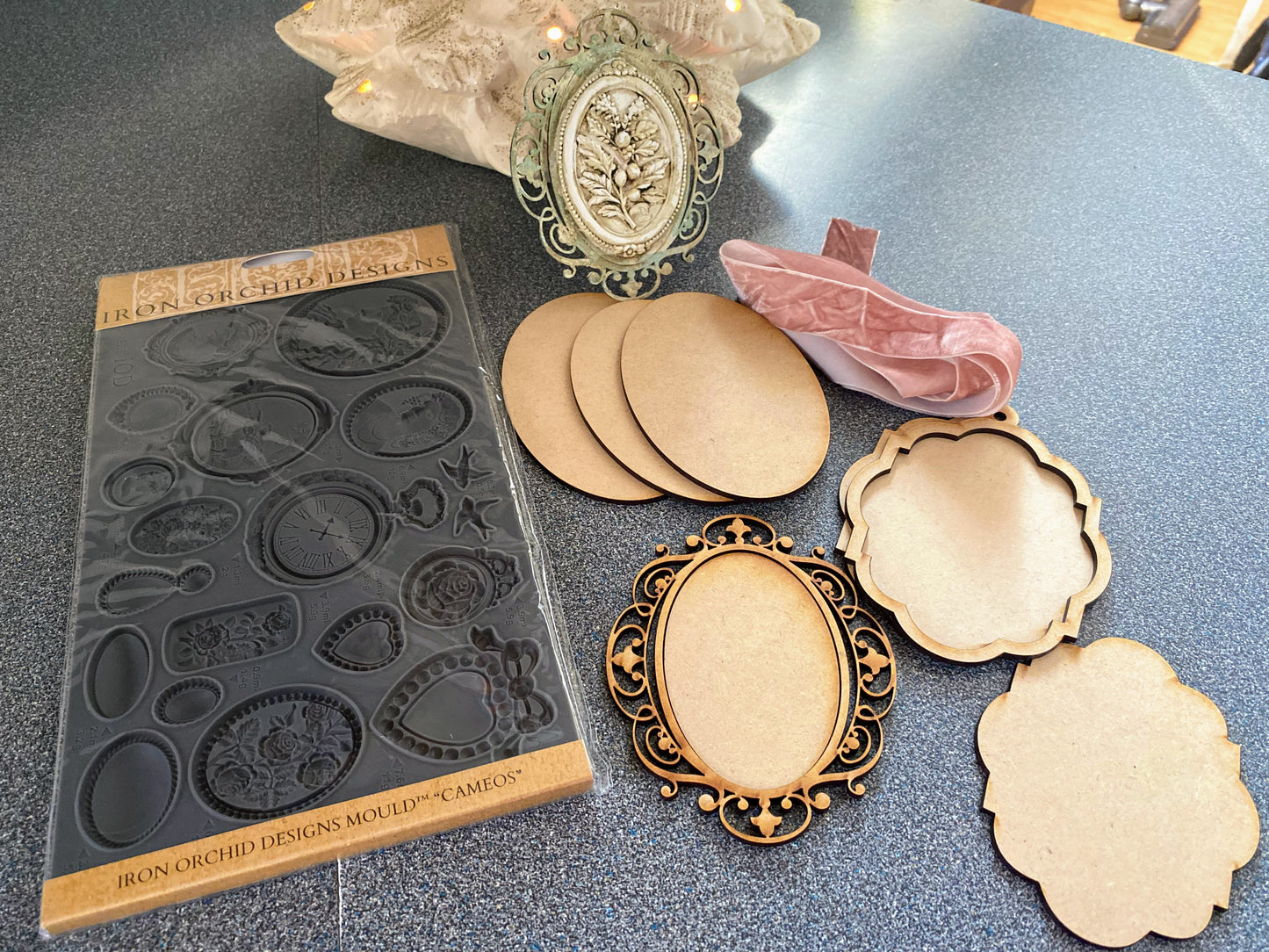 Cameo Keepsake Atelier Bundle Mini Oval Surfaces + IOD Cameo Décor Mould
